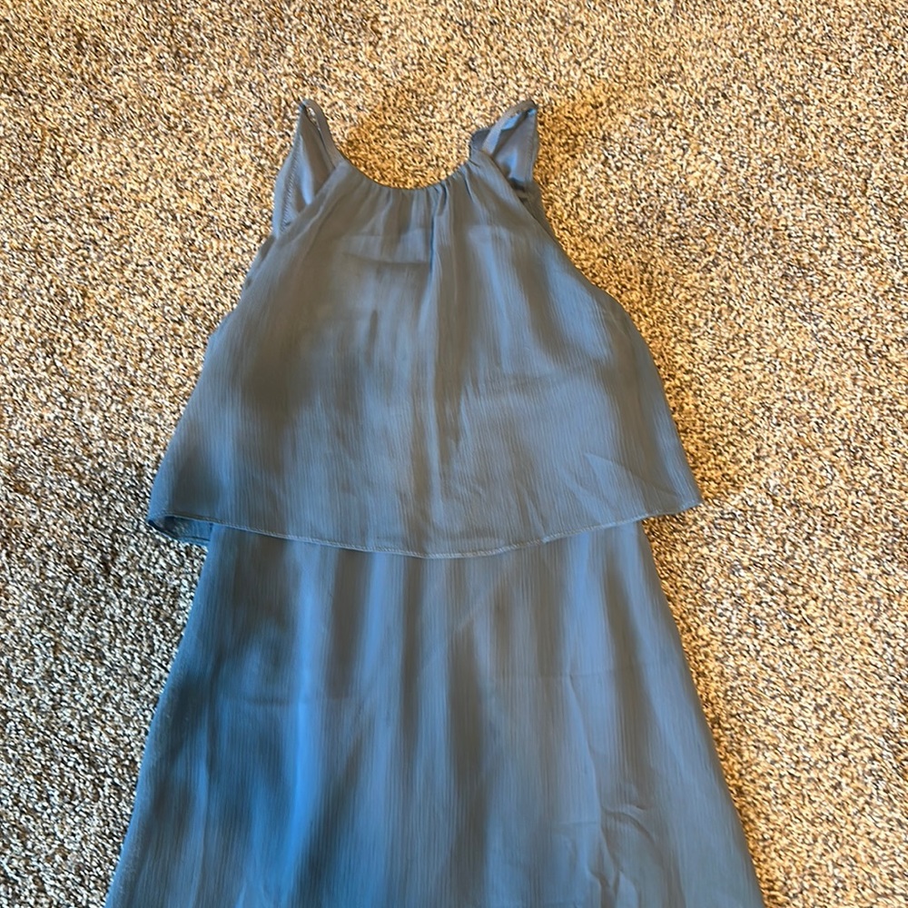only has been worn once and has tie in back. I'm 5'1 and it's a little long.